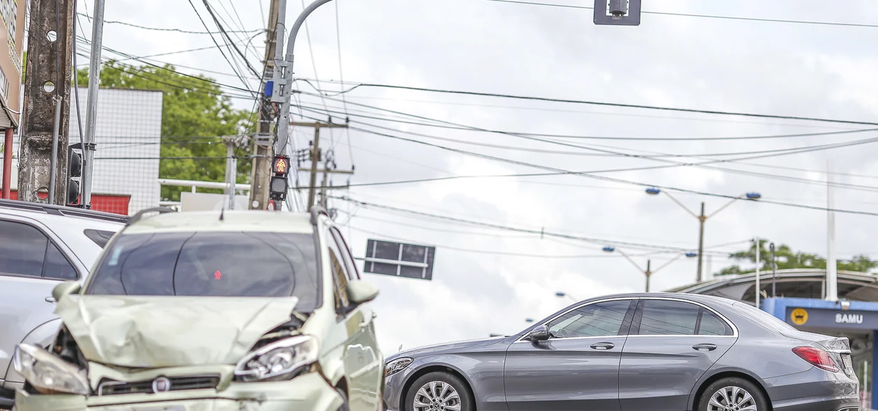 Acidente na avenida Gil Martins