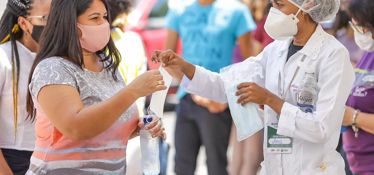 Agentes de saúde recebem estudantes nos locais de aplicação das provas do Enem