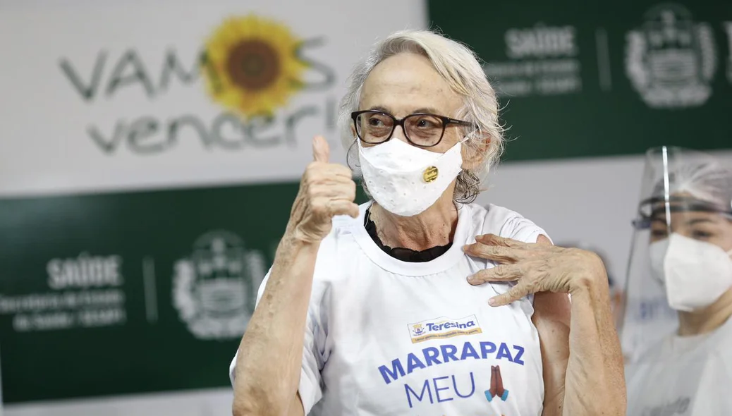 Amariles Borba é vacinada contra covid-19