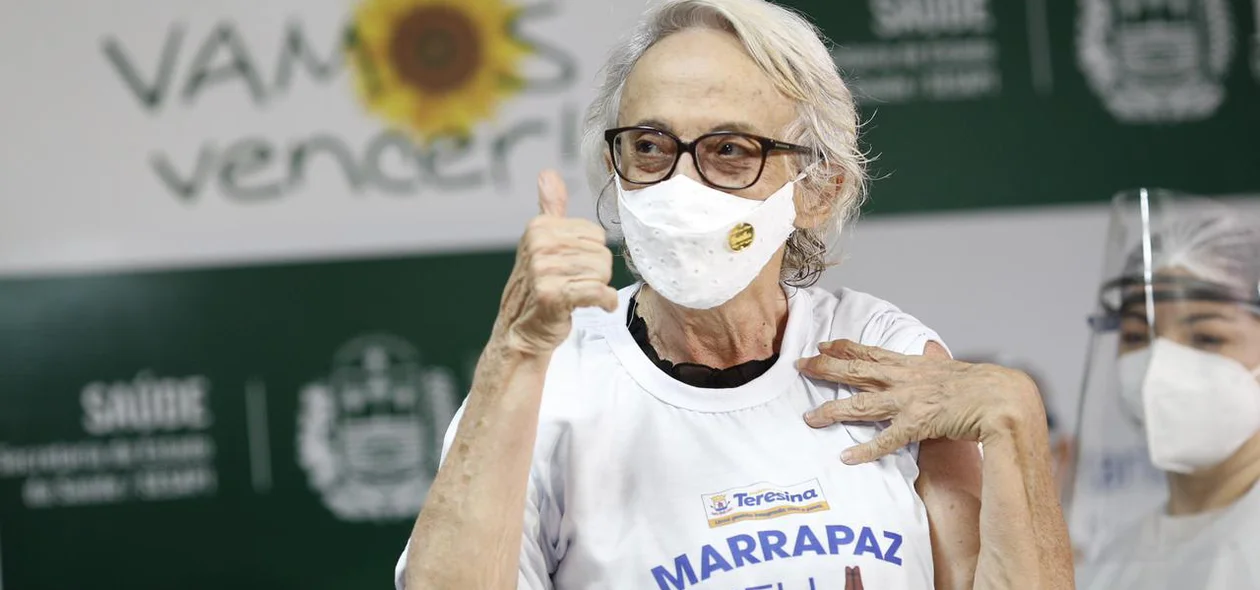 Amariles Borba é vacinada contra covid-19