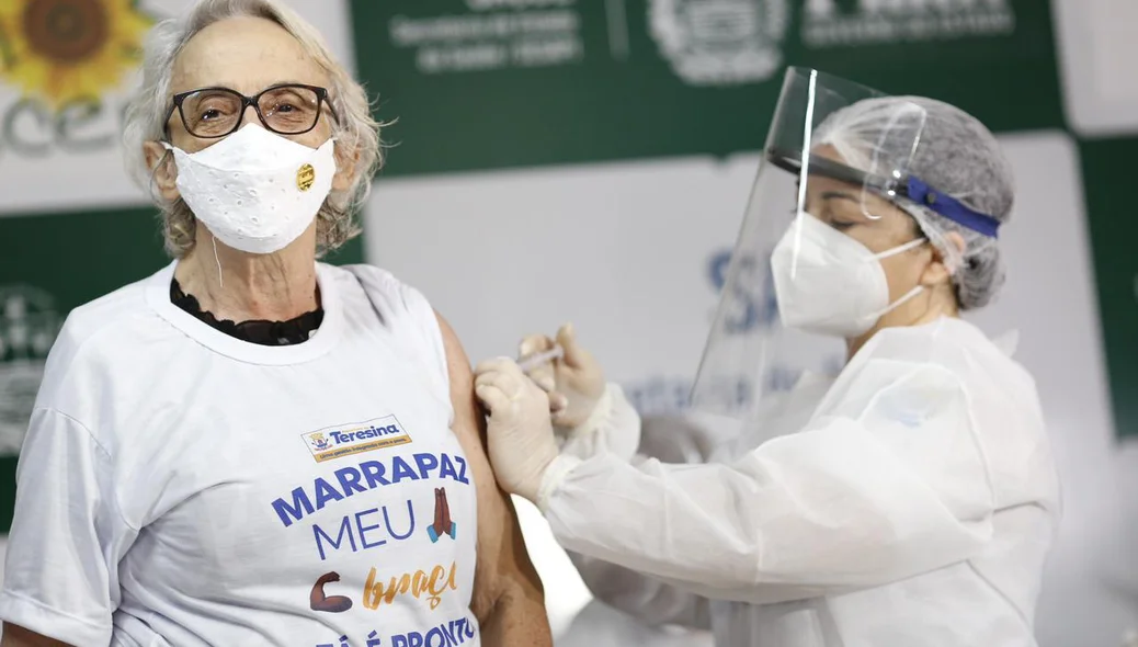 Amariles Borba sendo vacinada contra covid-19