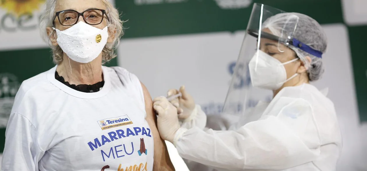 Amariles Borba sendo vacinada contra covid-19