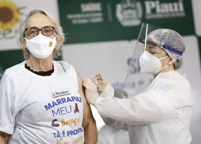 Amariles Borba sendo vacinada contra covid-19