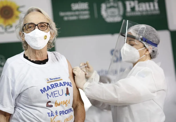 Amariles Borba sendo vacinada contra covid-19