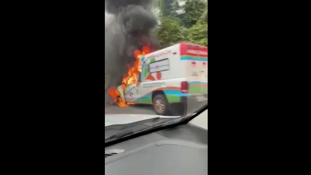 Ambulância pega fogo na PI-112 em Teresina