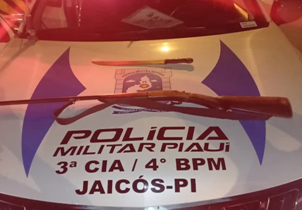Arma de fogo e facão apreendidos na cidade de Jaicós