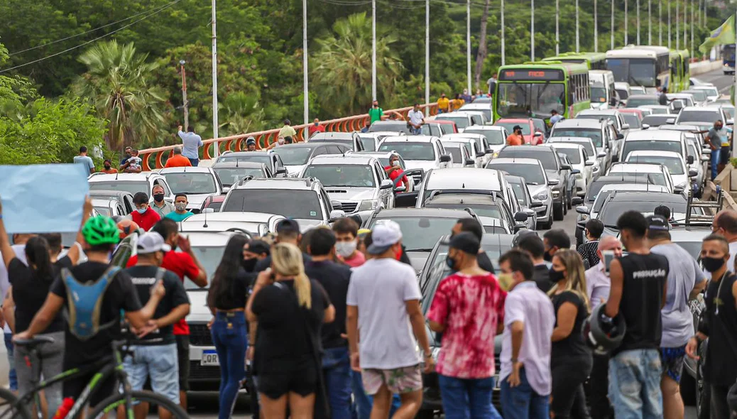 Artistas realizam manifestação na Ponte JK em Teresina