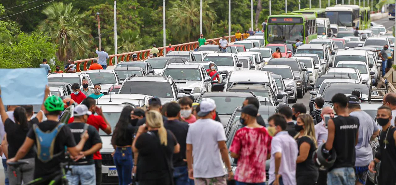Artistas realizam manifestação na Ponte JK em Teresina