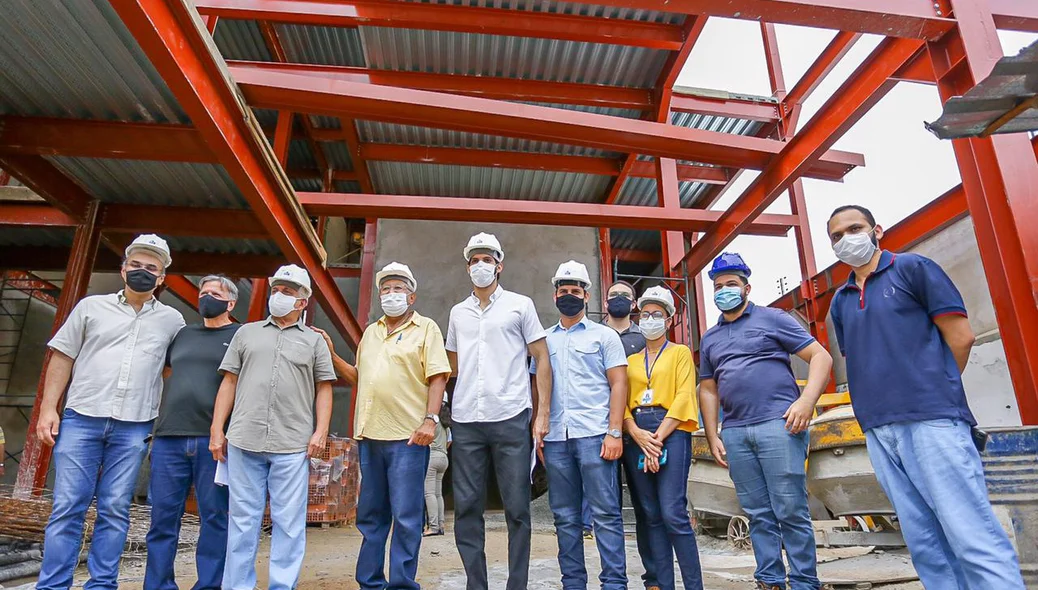 Autoridades ao lado do Prefeito Dr. Pessoa