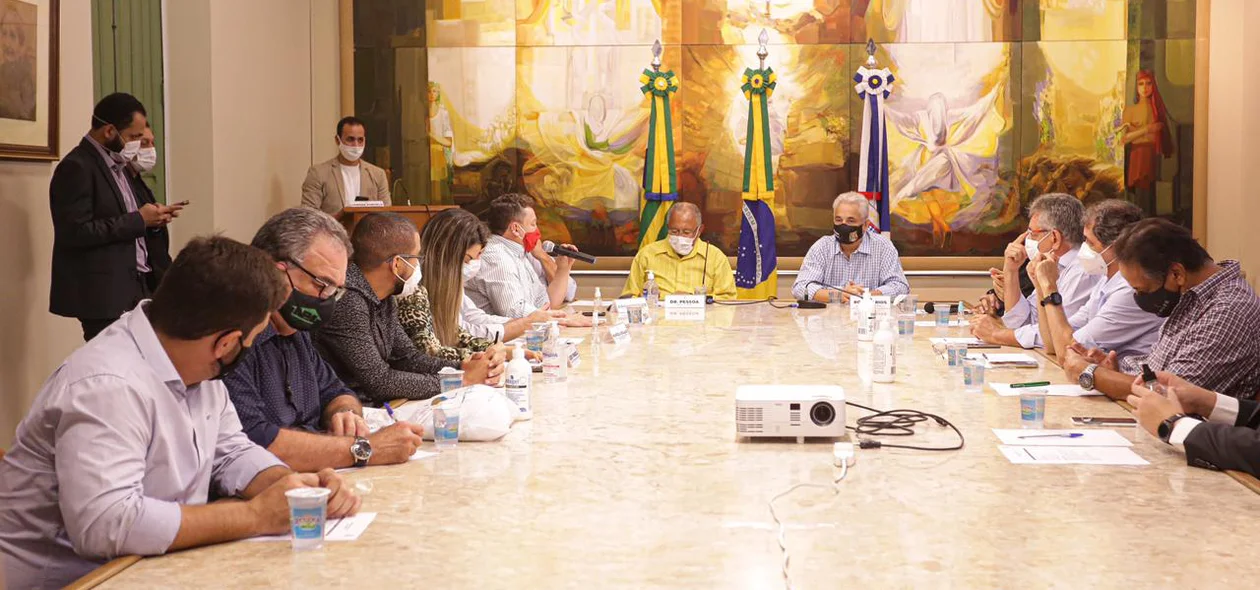 Autoridades participaram da reunião