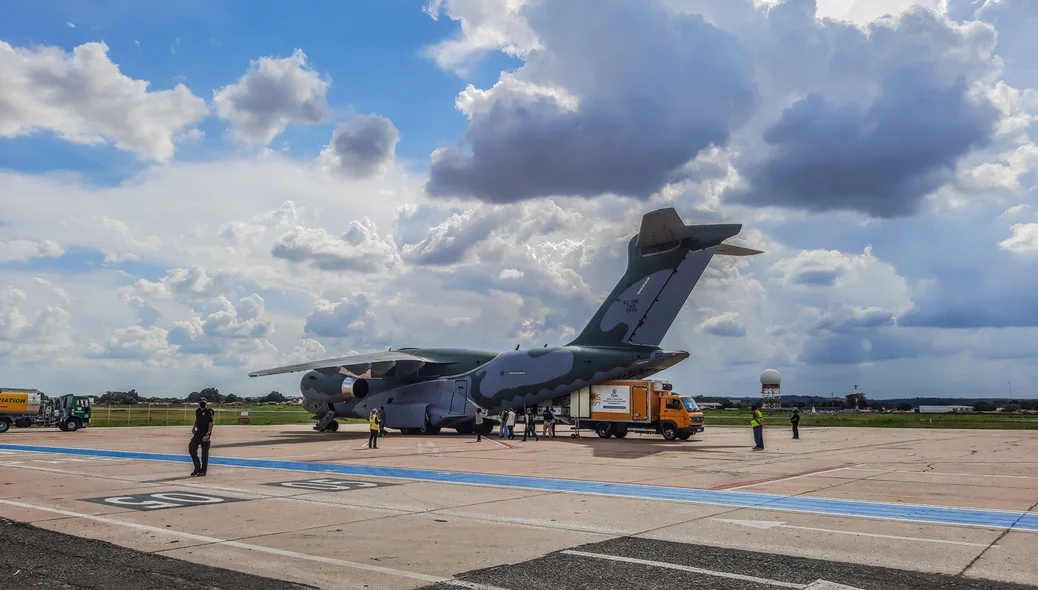 Avião da FAB com doses da Coronavac chega a Teresina