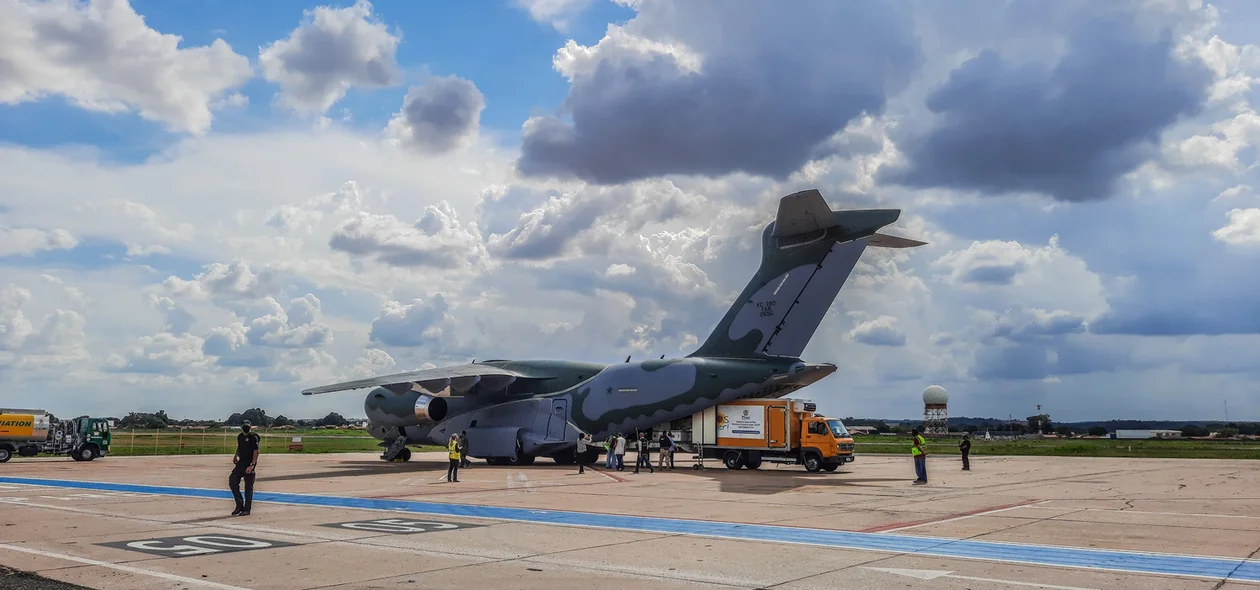 Avião da FAB com doses da Coronavac chega a Teresina