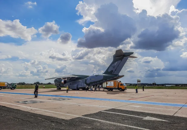 Avião da FAB com doses da Coronavac chega a Teresina