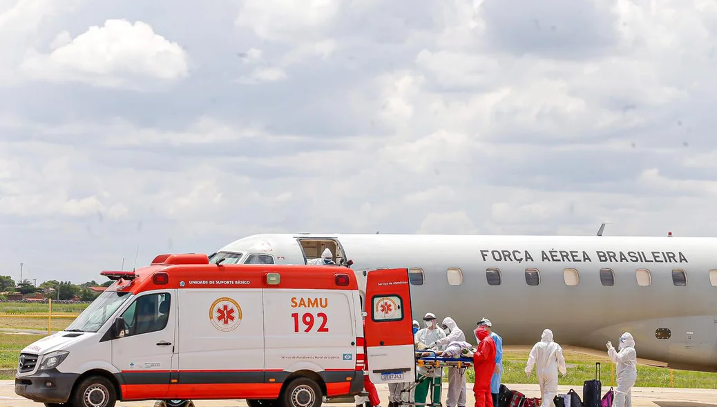 Avião da FAB com pacientes de Manaus chega a Teresina