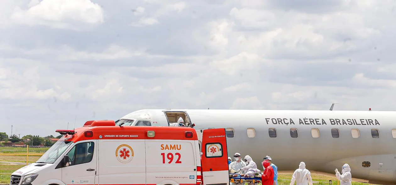 Avião da FAB com pacientes de Manaus chega a Teresina