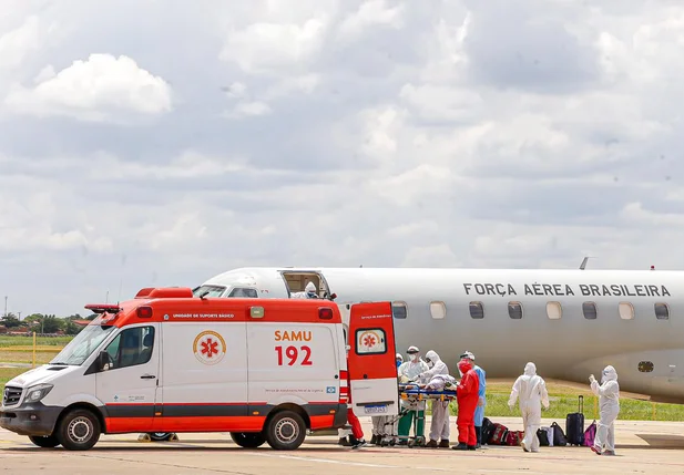 Avião da FAB com pacientes de Manaus chega a Teresina