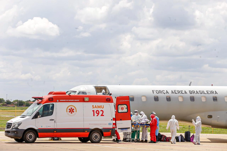 Avião da FAB com pacientes de Manaus chega a Teresina