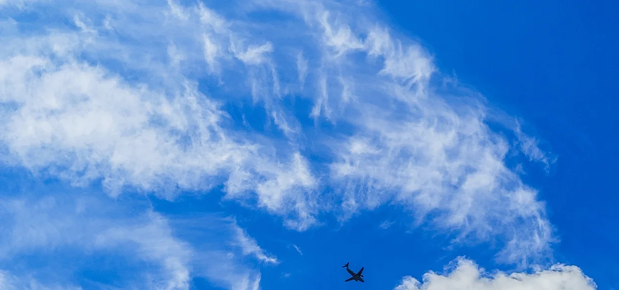 Avião da FAB no céu