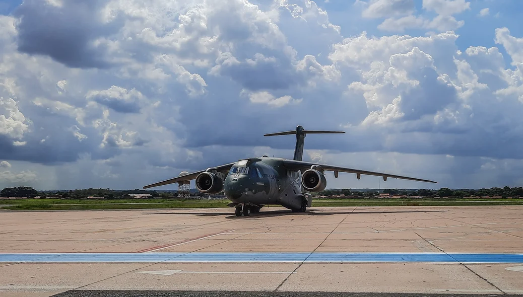 Avião da FAB pousando em Teresina