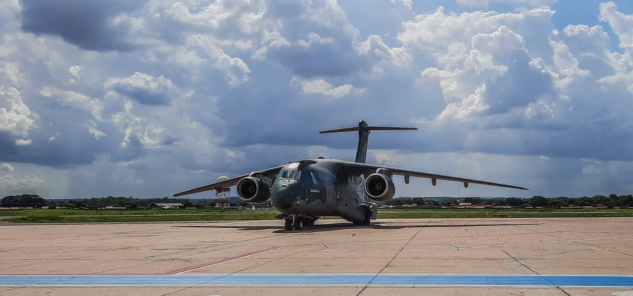 Avião da FAB pousando em Teresina