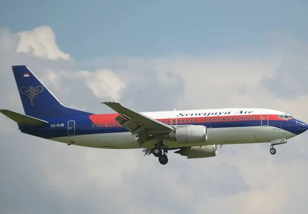 Avião desaparece do radar na Indonésia após decolagem