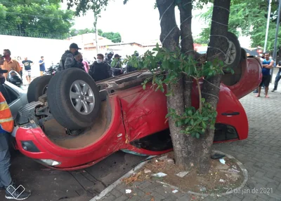 Bandidos capotam Triton durante perseguição policial em Timon