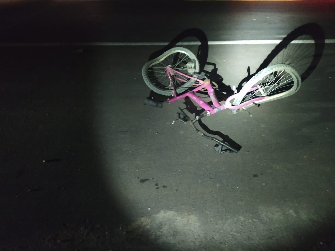 Bicicleta ficou parcialmente destruída após o acidente