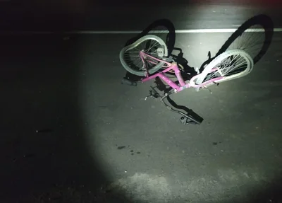 Bicicleta ficou parcialmente destruída após o acidente