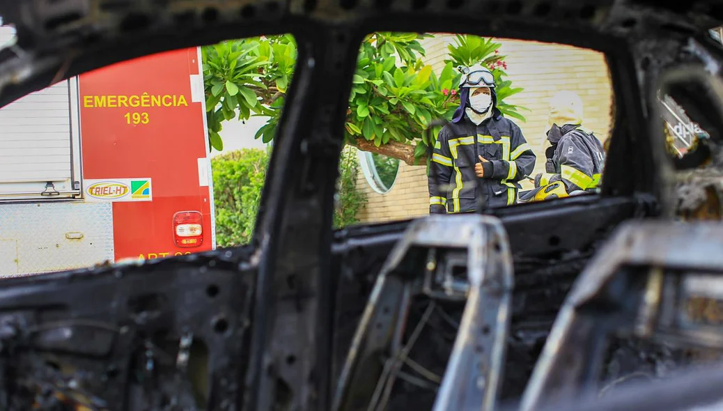 Bombeiros controlaram as chamas
