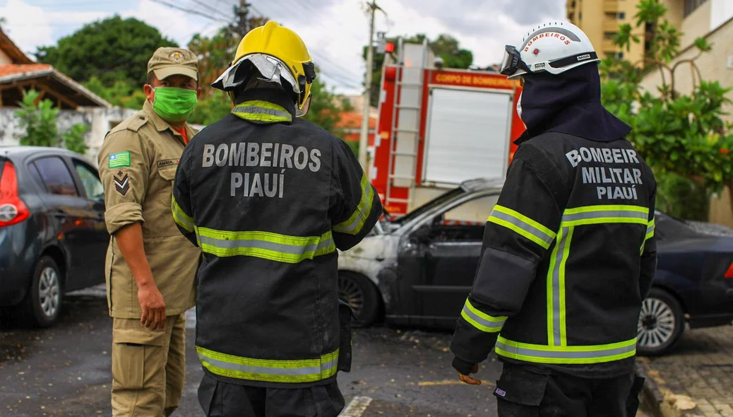 Bombeiros foram ao local controlar as chamas