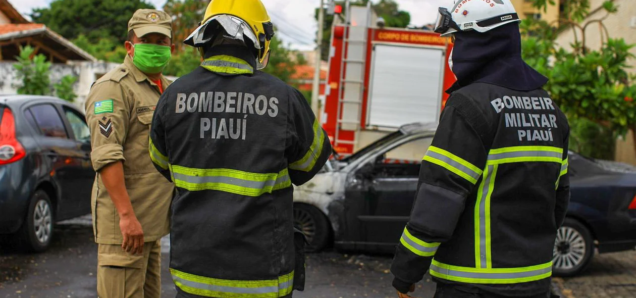 Bombeiros foram ao local controlar as chamas