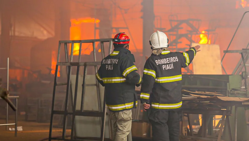 Bombeiros no local do incêndio