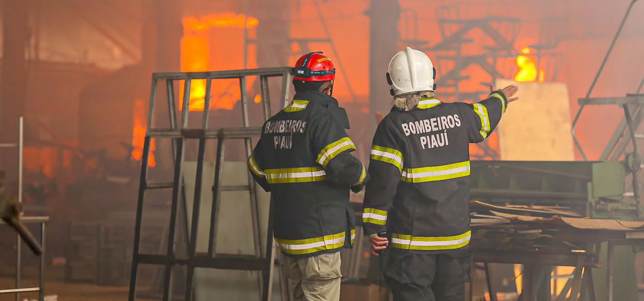 Bombeiros no local do incêndio