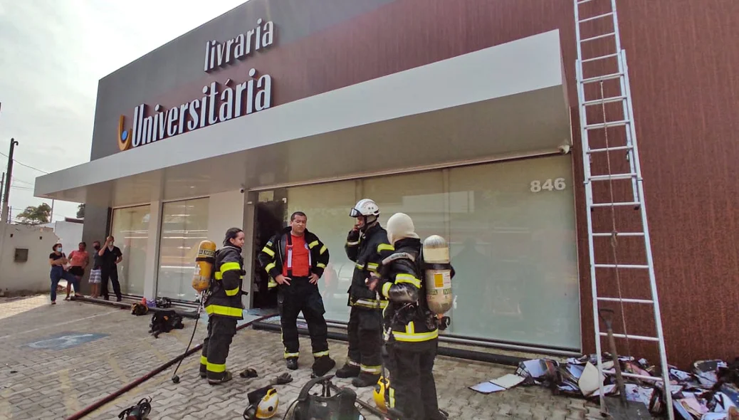 Bombeiros no local