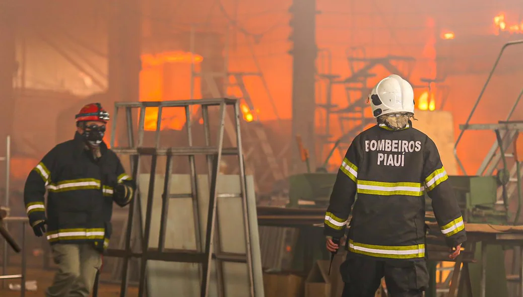 Bombeiros tentam conter as chamas
