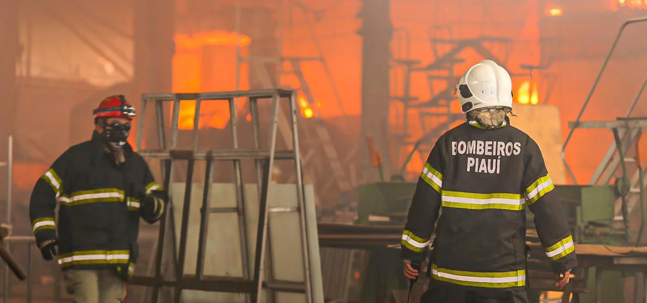 Bombeiros tentam conter as chamas