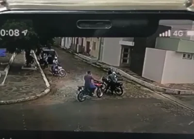 Câmera flagra bandidos roubando moto de comerciante no Piauí