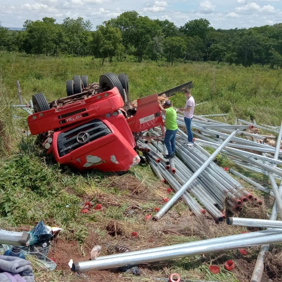 Caminhão de carga envolvido no acidente