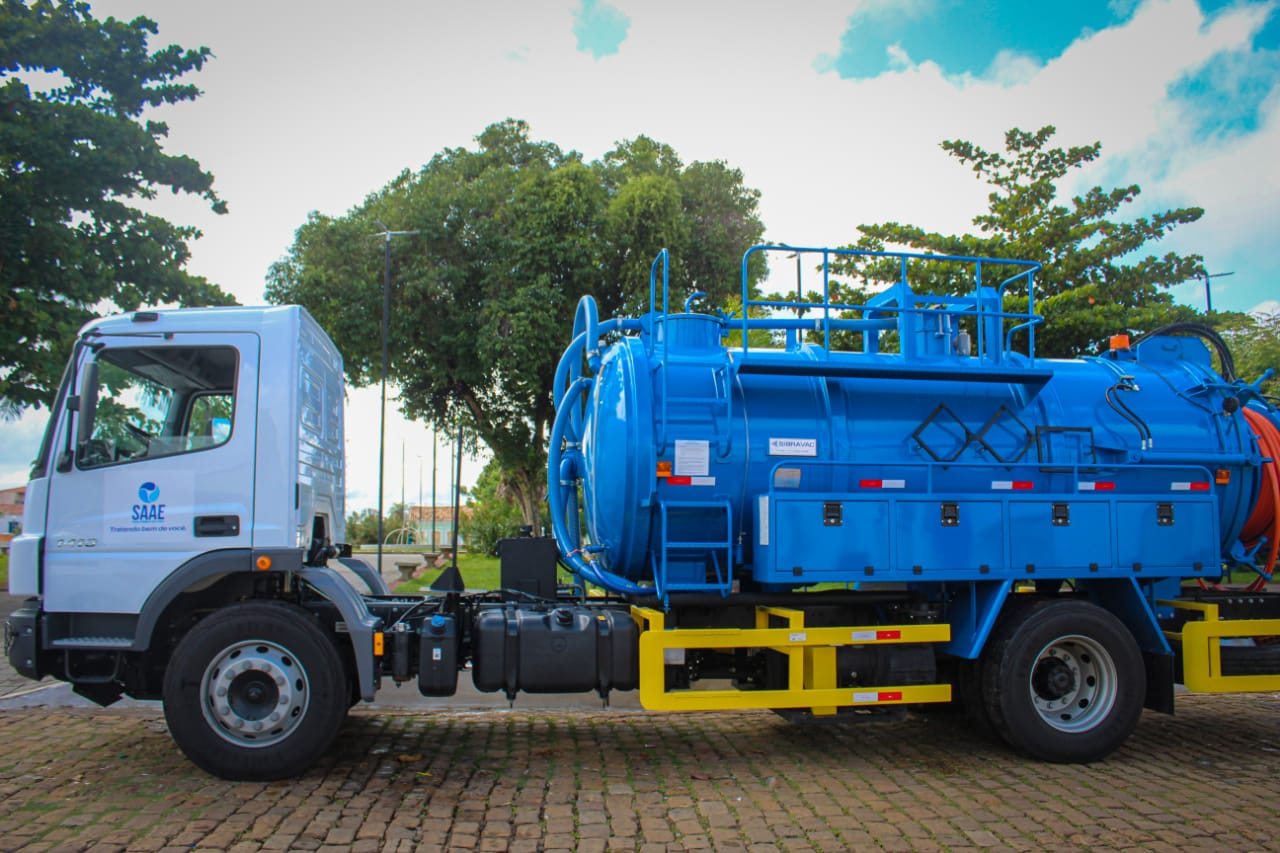 Caminhão vai ajudar na manutenção da rede coletora de esgoto em Oeiras