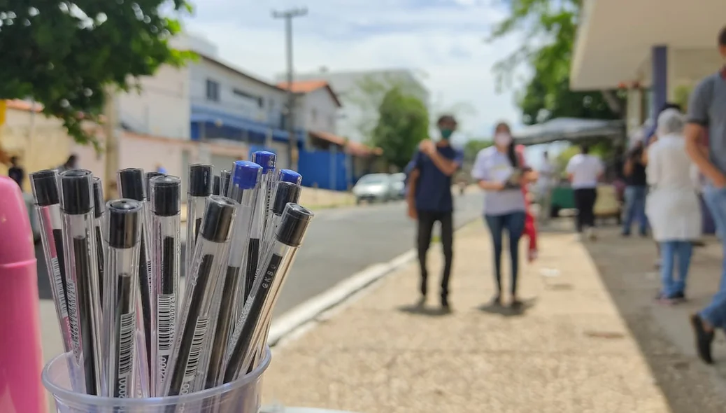 Canetas são vendidas na frente do local de prova do Enem