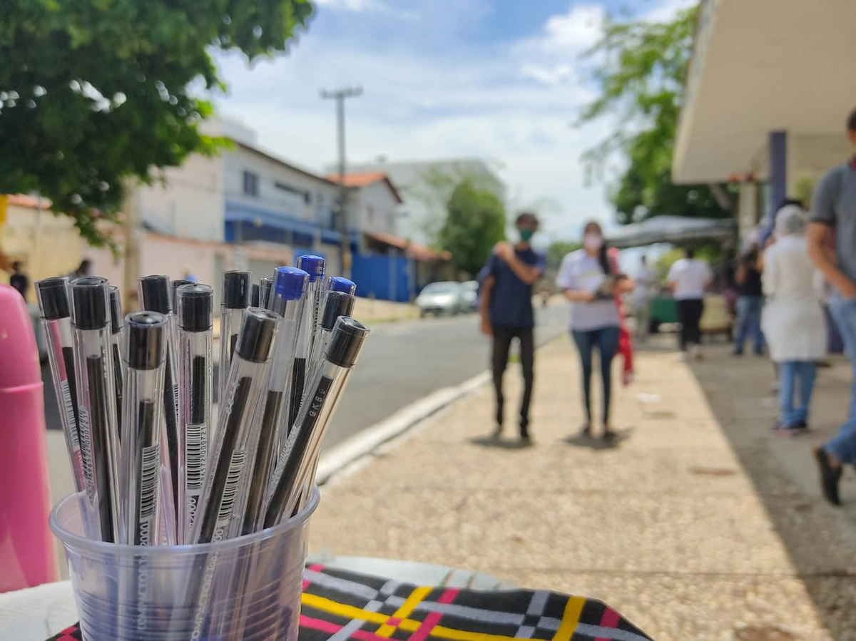 Canetas são vendidas na frente do local de prova do Enem