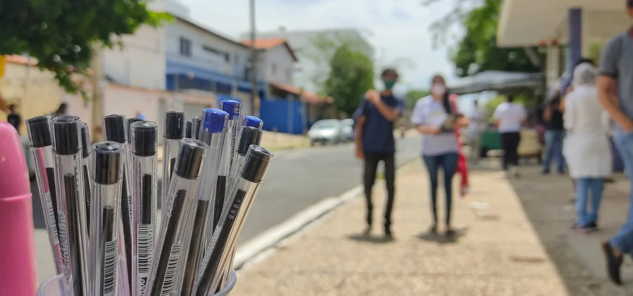 Canetas são vendidas na frente do local de prova do Enem