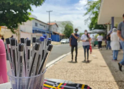 Canetas são vendidas na frente do local de prova do Enem