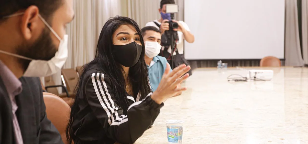 Cantora a Japa em reunião no Palácio da Cidade