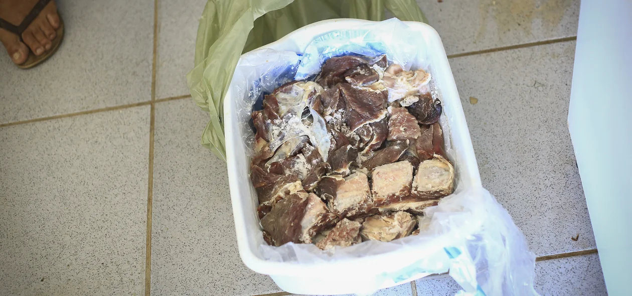 Carne estragada na sacola
