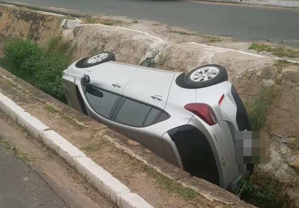 Carro cai em galeria em Teresina