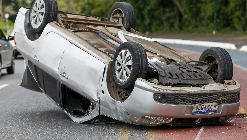 Carro capota na Avenida Raul Lopes