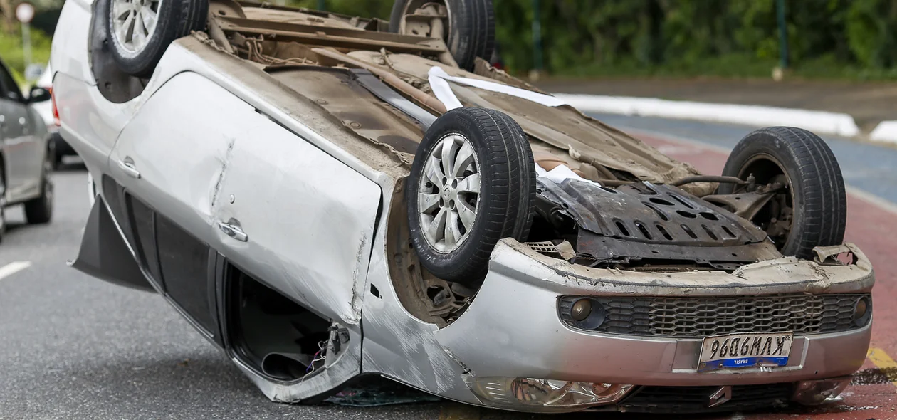 Carro capota na Avenida Raul Lopes