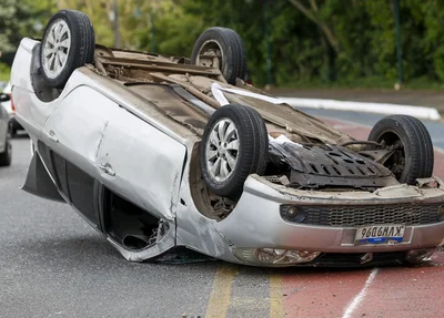 Carro capota na Avenida Raul Lopes