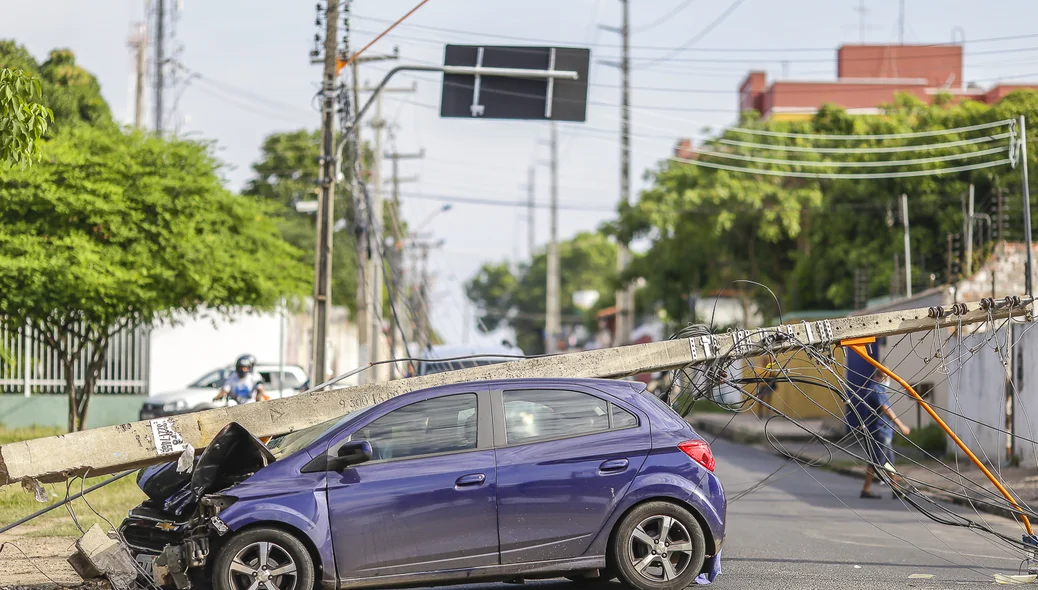 Carro derruba poste no bairro morada do sol